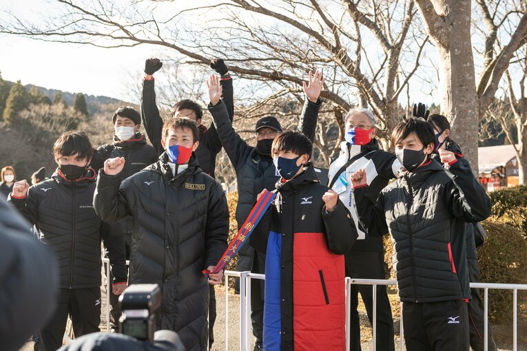 往路優勝に喜ぶ創価大チーム。最終5区を走った三上雄太（3年）は、2位駒大と2分以上の差を維持したままゴールした　©Nanae Suzuki