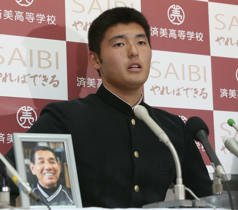 2014年秋にはドラフト1位で指名された安樂。会見の壇上には遺影が置かれていた　©JIJI PRESS