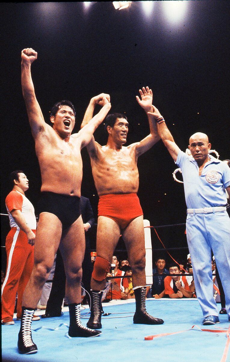 “BI砲”として絶大な人気を博したジャイアント馬場とアントニオ猪木　©AFLO