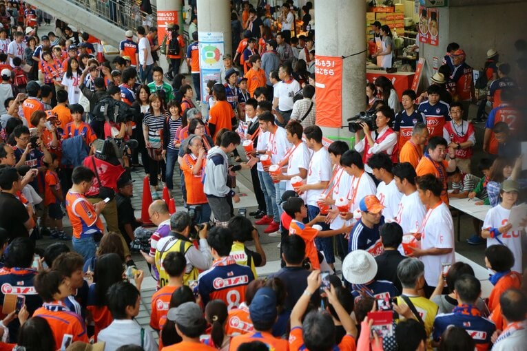 アルビレックス新潟が実施した「早川史哉選手支援基金」を呼びかける選手たちと、協力の姿勢を見せるサポーターたち　©︎J.LEAGUE