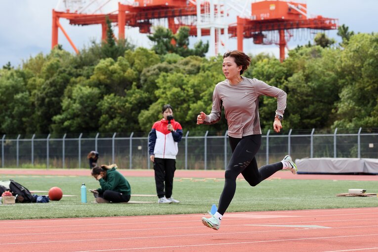 長い手足を活かした大きなストライドは青山の武器のひとつ　©Shigeki Yamamoto