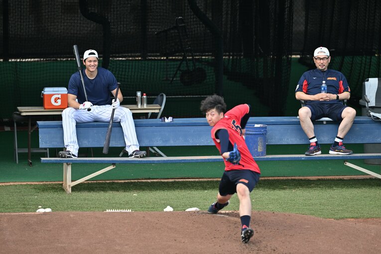 マイアミ入り後、大勢の投球練習を笑顔で見守る大谷翔平と吉井理人投手コーチ　©Naoya Sanuki