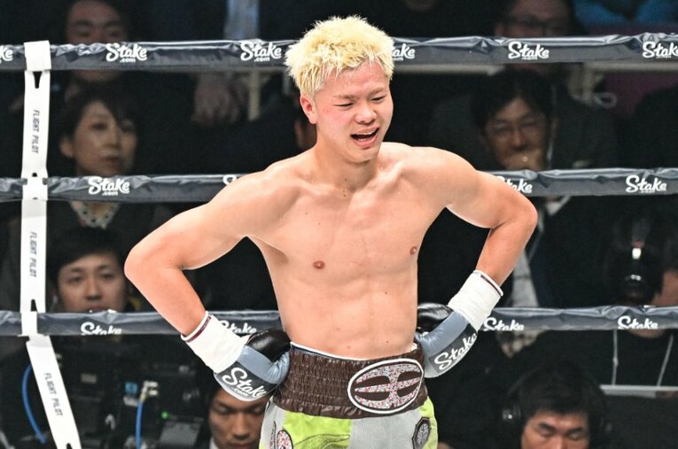 ルイス・ロブレスの棄権に残念そうな苦笑いを浮かべる那須川天心。とはいえ、3ラウンドという短い時間でボクサーとしての進化を示した ／ photograph by Hiroaki Yamaguchi