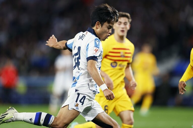 ガビのチェックを前に果敢な姿勢を見せる久保建英。バルサ相手にも存在感を見せたが ／ photograph by Daisuke Nakashima