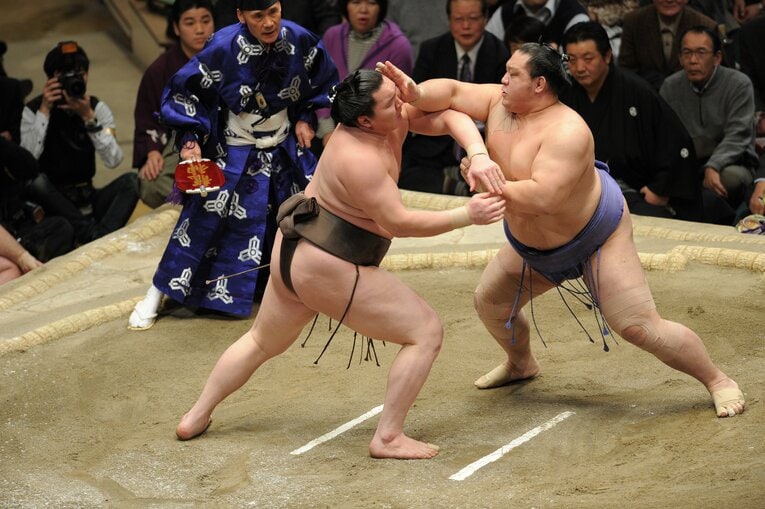 ともに絶対的な“型”を持っていた白鵬と魁皇の取組（2011年）©JMPA