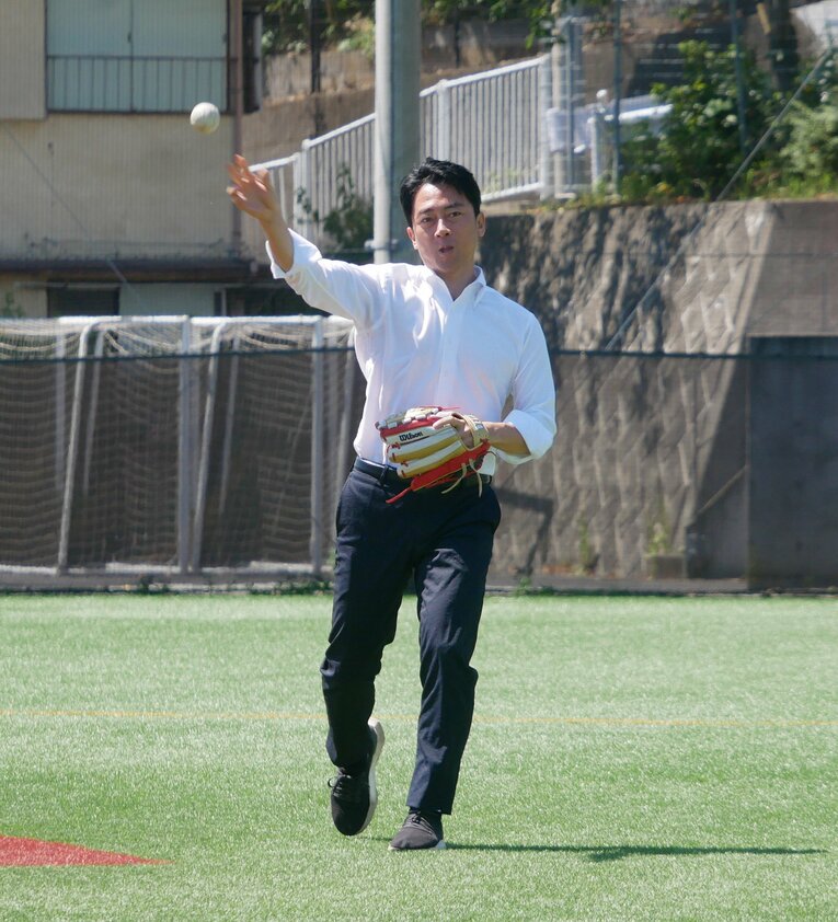 今年9月、聖光学院で野球部の練習に参加した様子　©JIJI PRESS