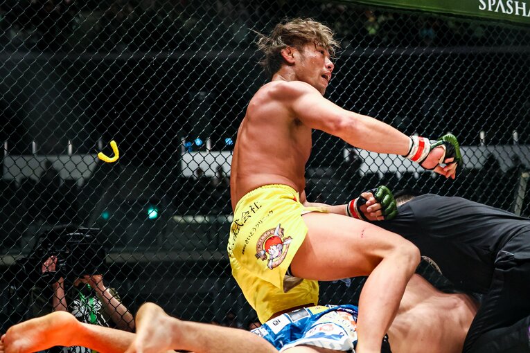 自身も高く評価する摩嶋に3ラウンドでTKO勝ち　©RIZIN FF Susumu Nagao