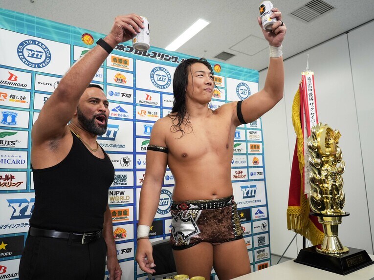 ロッキー・ロメロと祝杯をあげる竹下幸之介　©Essei Hara