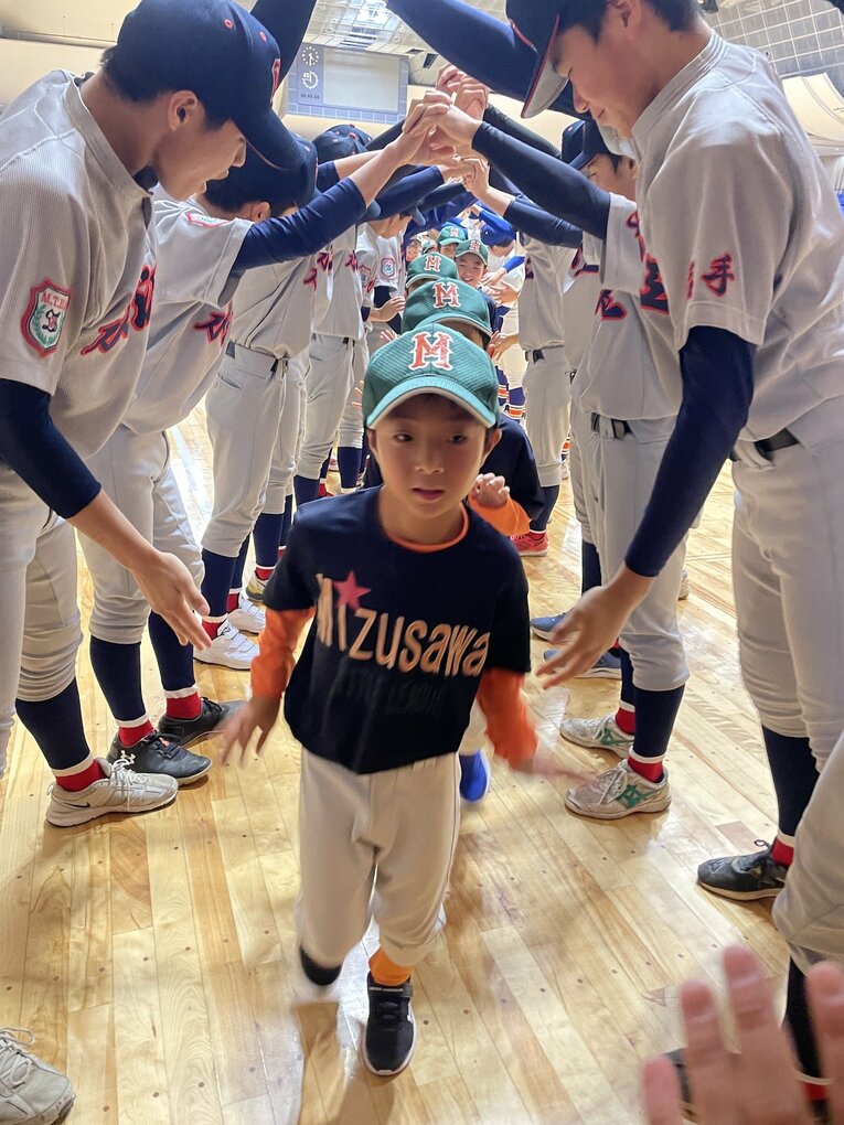 イベント終了後には高校生がアーチをつくって、小学生をお見送り　©︎Ayako Oikawa