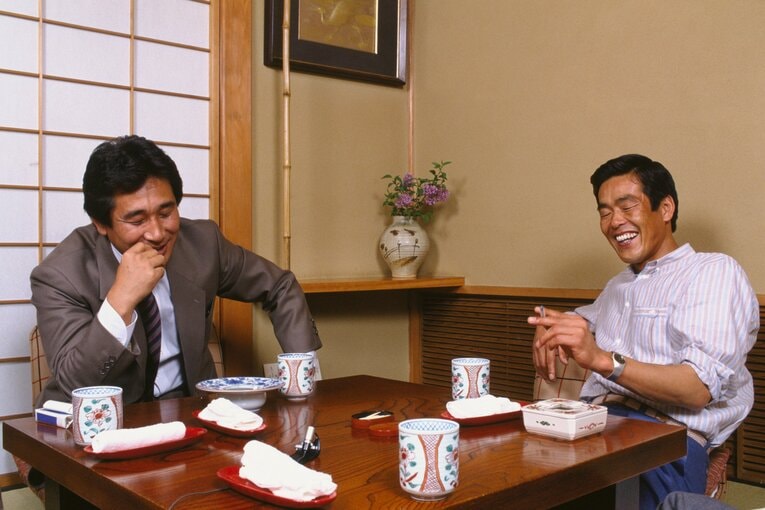 中日監督就任前、評論家時代の星野と対談する村田兆治。もしやこのとき密約が……（嘘）　©Shinichi Amari