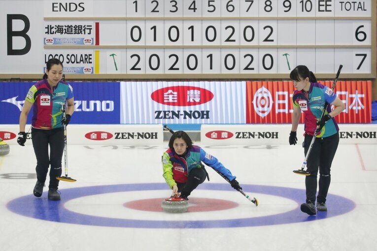 第5戦終盤、正確なショットで逆転のチャンスを作った吉村だったが、ロコ・ソラーレ藤沢のショットがそれを上回った　©TOKYO PRESS PHOTOGRAPHERS ASSOCIATION