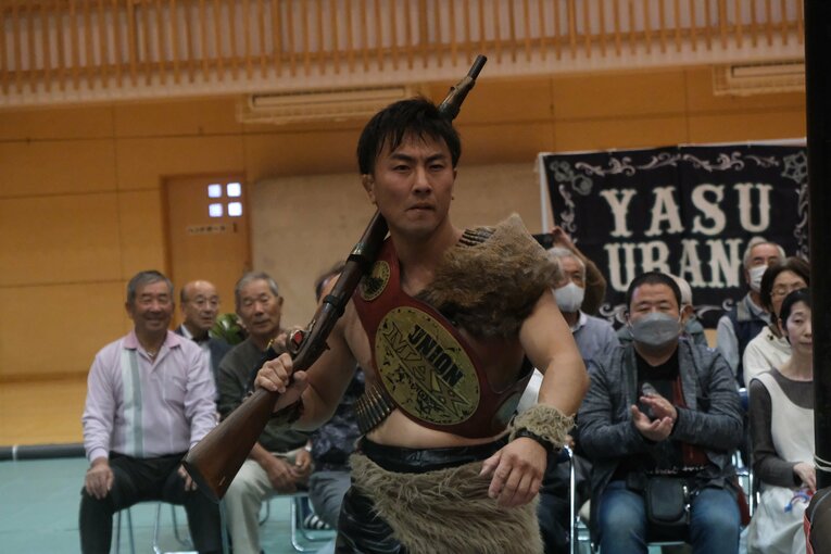 “マタギコスチューム”で入場するFUMA　©Norihiro Hashimoto