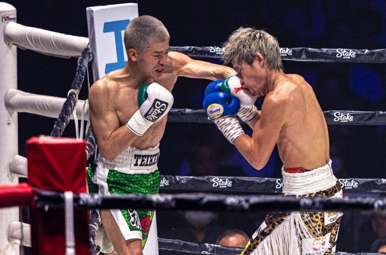 ボクシングデビュー戦で日本ランク2位の与那覇勇気（右）を攻守で圧倒し判定勝ちを収めた那須川天心。ボクサー那須川の可能性について、元世界チャンピオンの飯田覚士氏が徹底分析した ／ photograph by Takuya Sugiyama