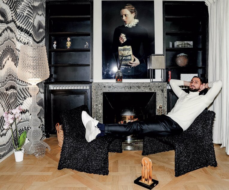 自宅の暖炉前でポーズをとるドンナルンマ。196cmの身長は彼が尊敬するブッフォンよりわずかに高い　photograph by L’Équipe