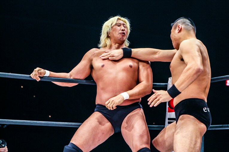 小川直也のチョップを受ける高山