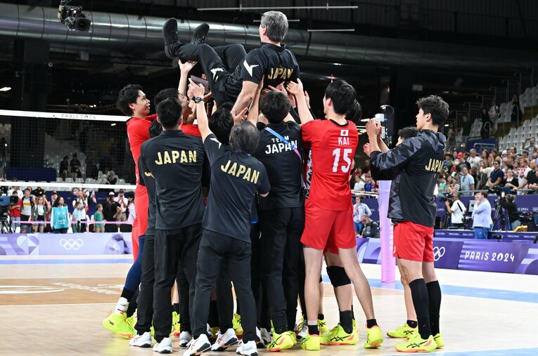 胴上げされるフィリップ・ブラン監督。この試合を最後に日本代表監督を退任する　©︎Asami Enomoto/JMPA