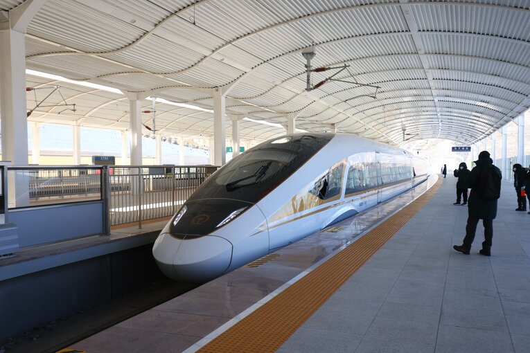 北京市内とスキーやスノボ、ジャンプが行われる張家口エリアをつなぐ高速鉄道　©JMPA