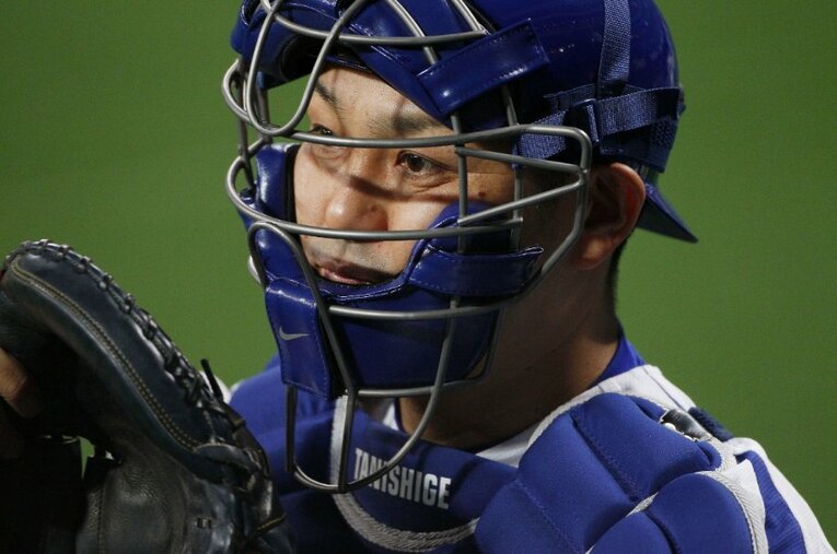 落合中日の「扇の要」としてチームを支えた谷繁元信。2011年はケガがあり、戦列を離れリハビリをしながら優勝を目指した ／ photograph by Tamon Matsuzono