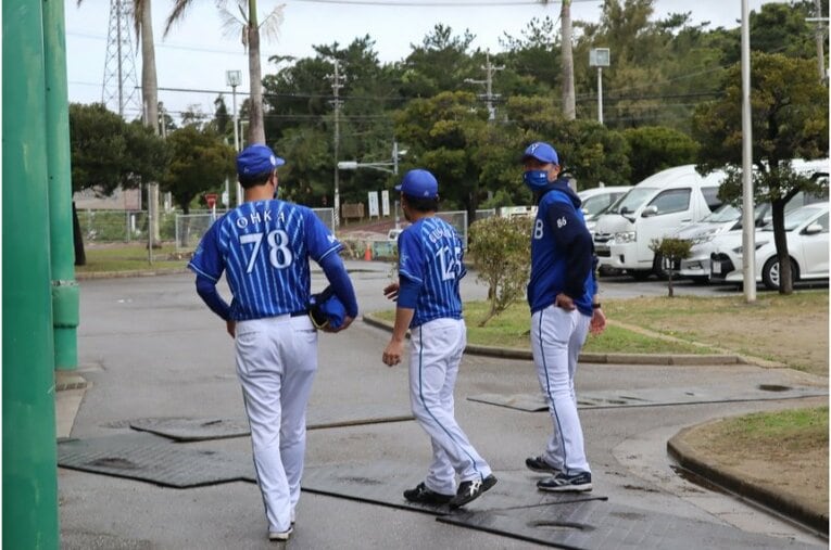 大家コーチ（78番）は投手陣整備に奔走していた©Kou Hiroo