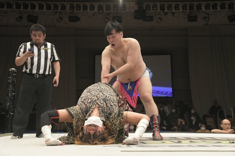 DJニラ vs 男色ディーノ　（C）DDTプロレスリング