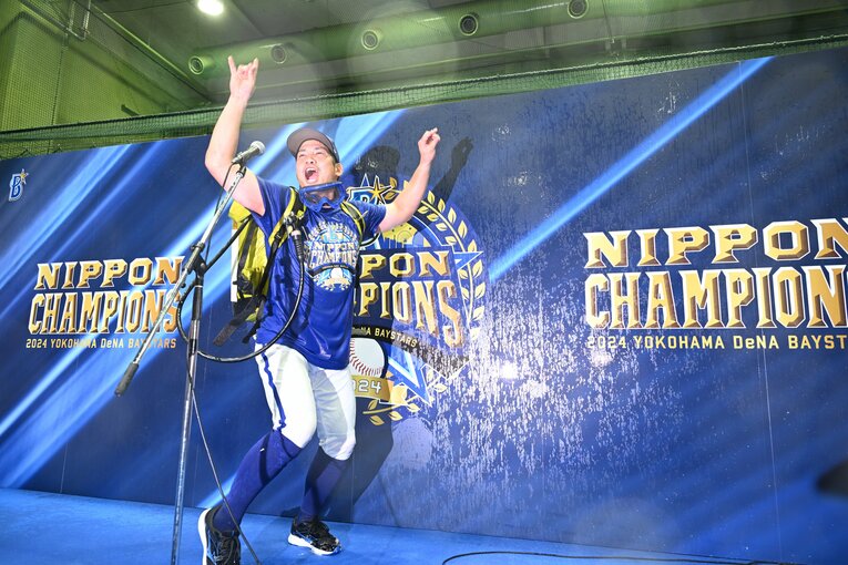 日本シリーズMVPに輝いたDeNA桑原将志がビールかけでこのパフォーマンス　©︎Naoya Sanuki