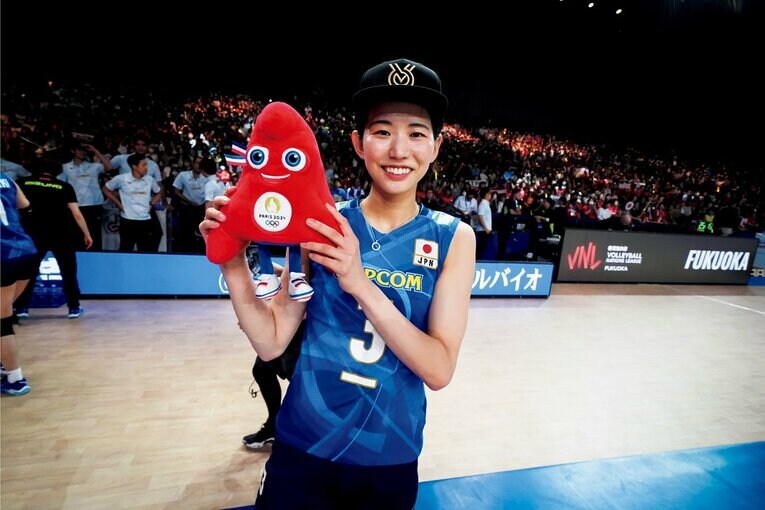 古賀紗理那／1996年5月21日生、熊本県出身。2015年に熊本信愛女学院高からNECに加入。'13年に日本代表初選出。'21年東京五輪出場。'23年、'24年はV1リーグ女子で2連覇、2年連続でMVPを獲得した。現在女子日本代表の主将を務め、パリ五輪後に現役引退を予定している。180cm  ©️FIVB