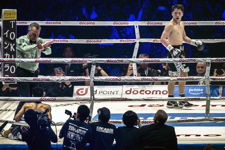 井上尚弥vs.ルイス・ネリ。KOシーンの連続写真（7枚目／全8枚）　©Takuya Sugiyama