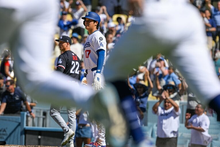 【Numberカメラマンが激写・大谷翔平の愛される日常2025年7月版：全100枚超】フリーマンの逆転サヨナラ打にほっとした表情　©Nanae Suzuki