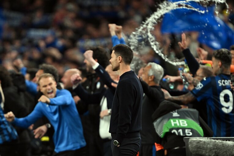 アタランタに敗れ、立ち尽くすアロンソ監督　©Getty Images