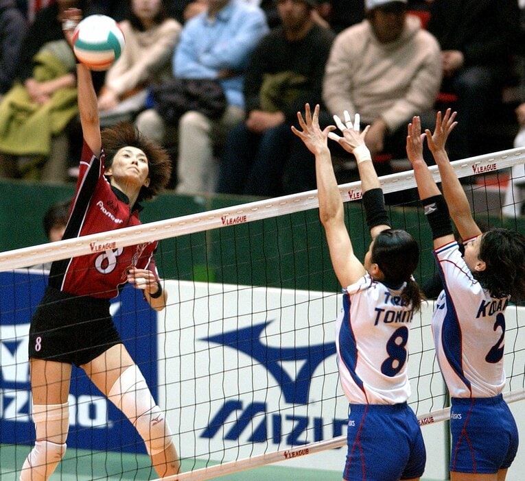 2004年2月、東レを破ってVリーグ初優勝を達成した試合にて　©JIJI PRESS