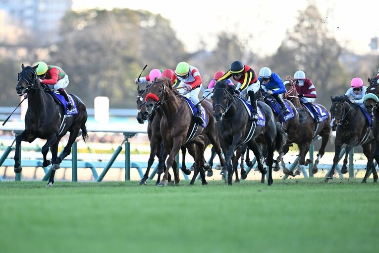 最後の直線、抜け出したコスモキュランダを追って大外から脚をのばすミュージアムマイル　©Keiji Ishikawa
