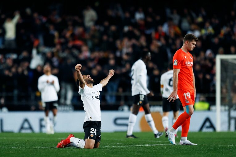 〈久保建英ソシエダ月間MVP〉敵地で憎まれるのは名が知れた証拠だが…「クボへの徹底マーク」と“1枚も撮れなかったシーン”とは(46)