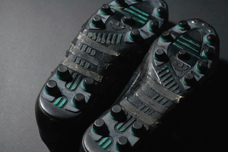 ソールも黒く塗り潰されている