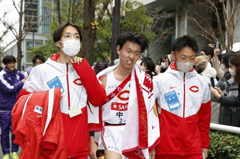 13位でゴールした中大のアンカー・柴田大地（1年）。箱根を走った中大メンバー10人のうち、8人が直前に発熱していた ／ photograph by KYODO