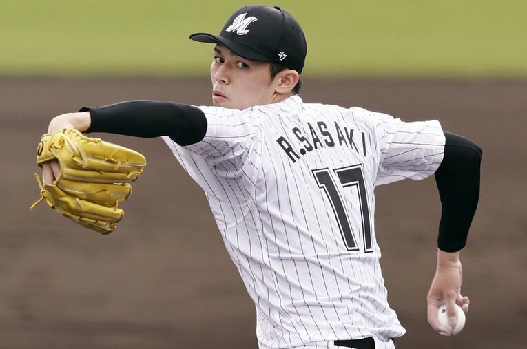 4月6日の日本ハム戦で今季初登板のマウンドに立つロッテ佐々木朗希（21歳） ／ photograph by KYODO