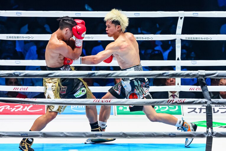 ロドリゲスに左のボディを打ち込む那須川　©︎Susumu Nagao