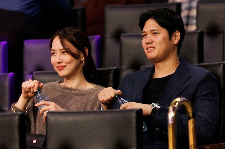 2024年12月、NBAロサンゼルス・レイカーズの試合を観戦する大谷翔平と真美子さん ／ photograph by Getty Images