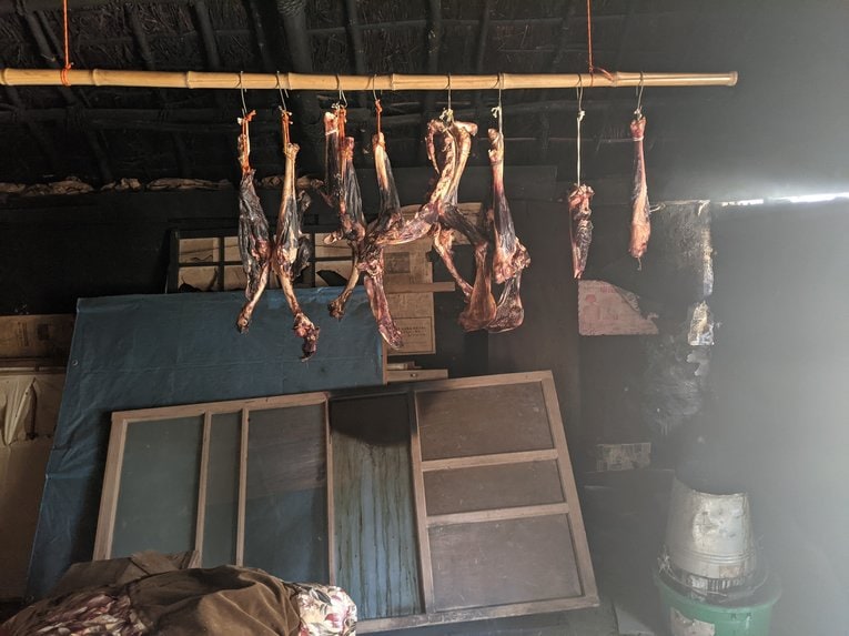 煙でいぶしている肉　©Kensaku Wakui