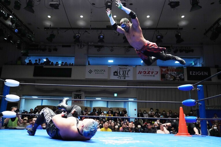 コーナーからのダイブを見せる葛西純　©Essei Hara