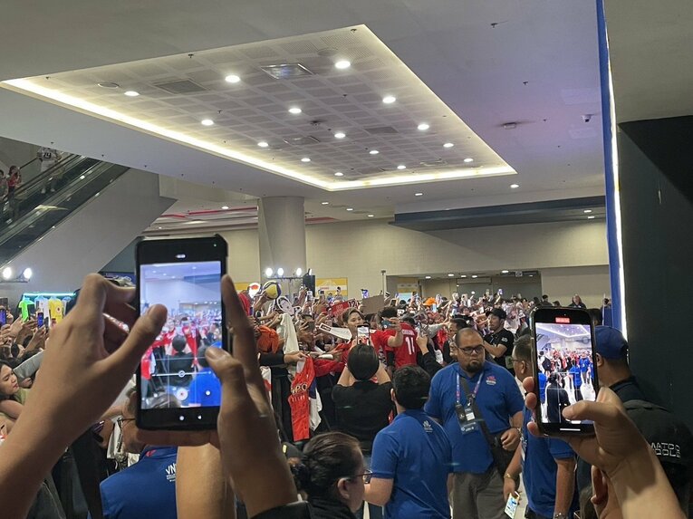 ファンゾーンで写真撮影に応じる日本代表の選手たち（筆者撮影）