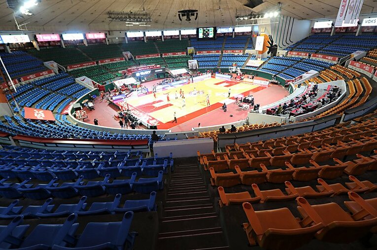 まるで練習風景のようにしか見えない――韓国プロバスケットボールのリーグ戦の無観客試合。 ／ photograph by Eiji Yoshizaki