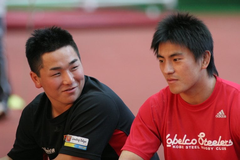 2007年2月、初めて参加した日本代表メディカルチェック。SH後藤翔太（現・早大アシスタントコーチ）と言葉をかわす小野晃征　©︎Nobuhiko Otomo