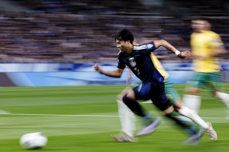 三笘薫の「超高速ドリブル」（3枚目／全4枚）©Kiichi Matsumoto