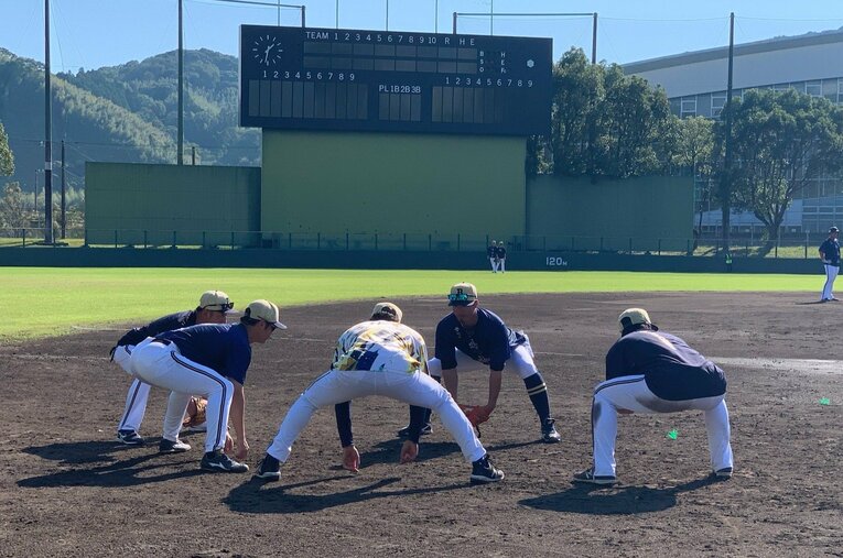 秋季キャンプで股割りトレーニングに挑む野手陣　©︎Noriko Yonemushi