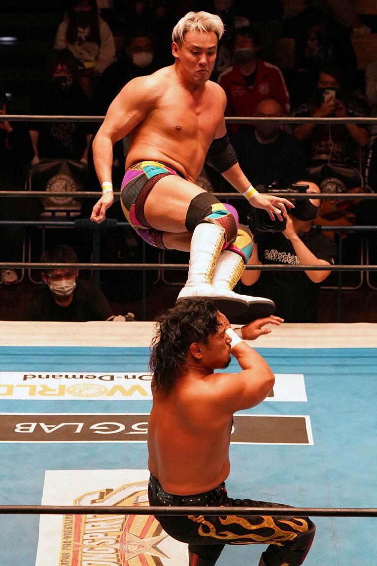 オカダの代名詞である打点の高いドロップキック