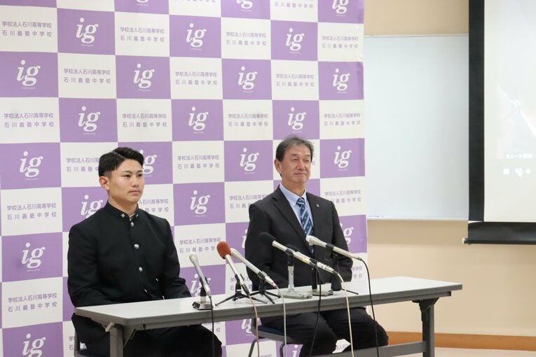 楽天から4位指名され、会見に臨む大栄と佐々木監督　©︎Genki Taguchi