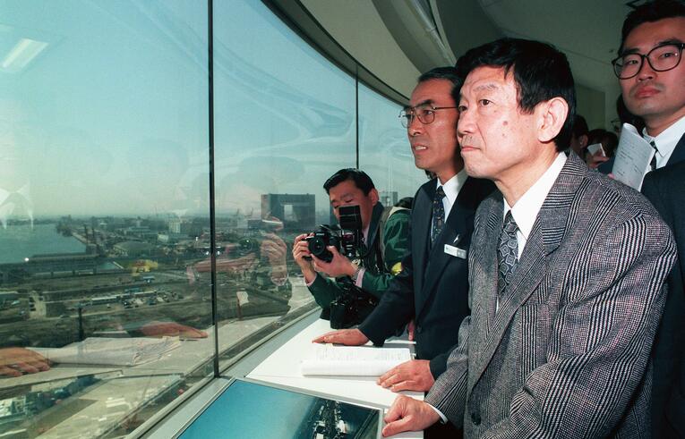 1995年4月、臨海副都心を視察する青島幸男東京都知事。翌年の世界都市博覧会の中止を決めた　©JIJI PRESS