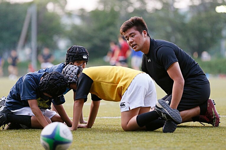 子供たちにラグビーを教える古田。医学部5年生となった今も、ラグビーとの付き合いは続いている。 ／ photograph by Shigeki Yamamoto