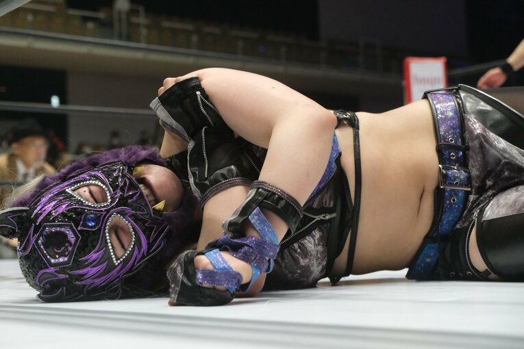 AZM得意の関節技を極められ、ギブアップ負けを喫したキッド