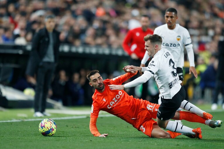 〈久保建英ソシエダ月間MVP〉敵地で憎まれるのは名が知れた証拠だが…「クボへの徹底マーク」と“1枚も撮れなかったシーン”とは(28)